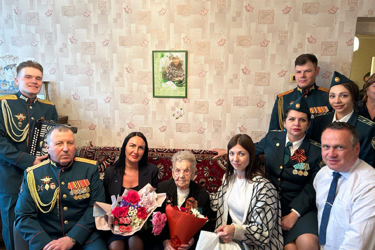Военнослужащие армейского корпуса ВВО на Сахалине поздравили ветеранов Великой Отечественной войны с Днем Победы