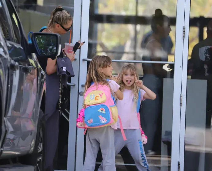 Корчили рожицы: в сети вирусятся новые фото Анны Курниковой с дочерьми от Энрике Иглесиаса Энрике, Курникова, Курниковой, Иглесиас, вместе, дочерьмиАнна, певца, время, Иглесиаса, ребёнка, сексуализированном, испанский, отношений, несколько, спустя, Escape, песню, Instagram, клипа, съёмках