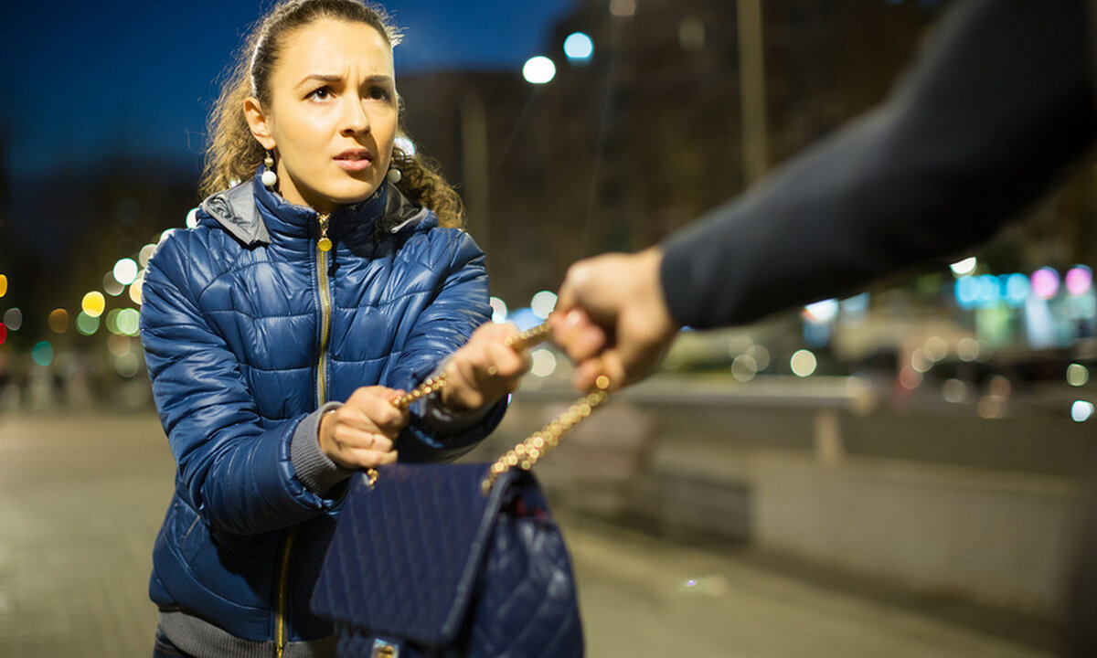 Женщина безопасна. Ограбление девушка. Девушка. Девушка Грабим на улице.