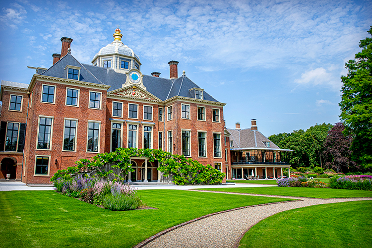 Как живут король Виллем-Александр и королева Максима: экскурсия по их дворцу Хёйс-тен-Бос Как живут король Виллем-Александр и королева Максима: экскурсия по их дворцу Хёйс-тен-Бос Монархи,Новости монархов