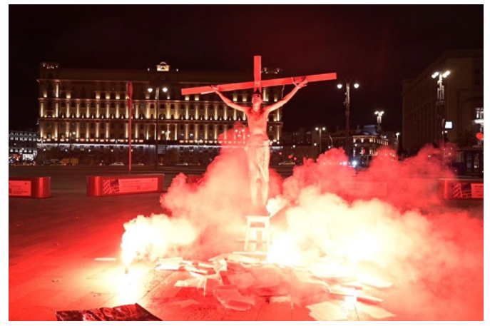 В Москве у здания ФСБ «силовики» подожгли «Иисуса Христа»