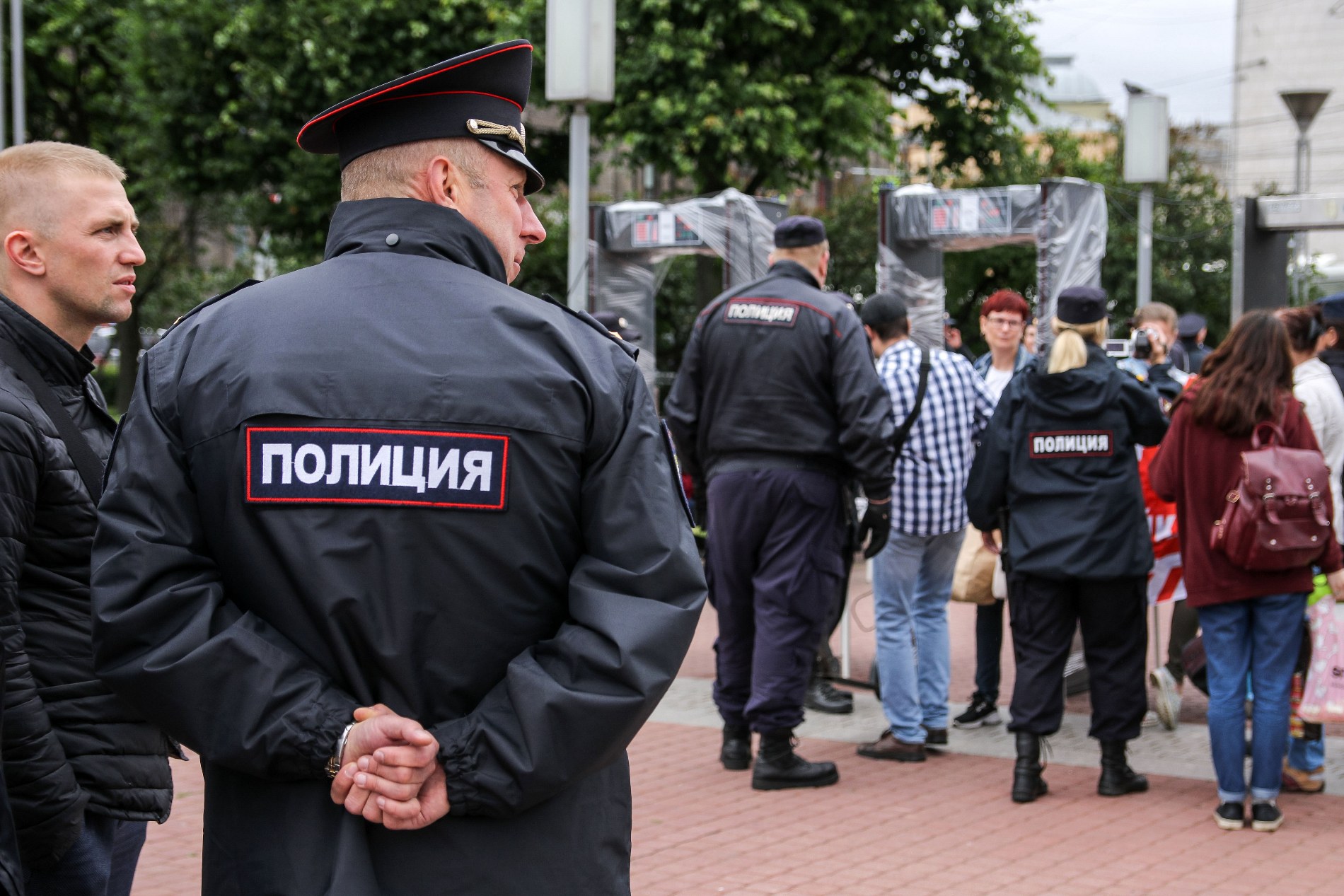 Они боятся. Коррумпированный чиновник на митинге в Питере.