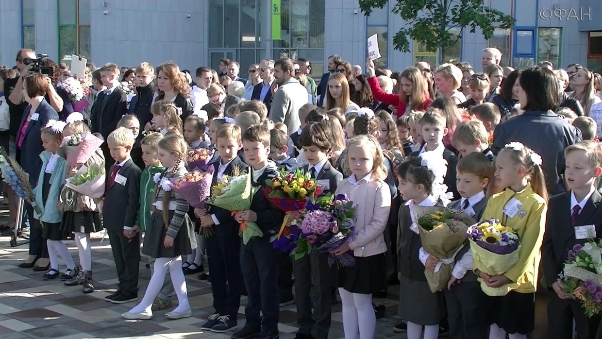 Школа заменяющих родителей. Ученики возле школы. Школа 2030. Школа 2030 Москва учителя. Город Дятьково городская гимназия 4 школа первоклассники 2017 года.