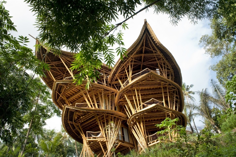Девушка бросила работу, уехала на Бали и построила там роскошный дом из бамбука