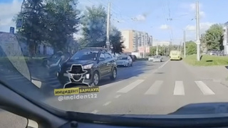 Момент ДТП на улице Юрина / Кадр из видео: 