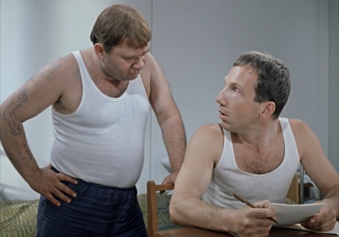 фокус с раздеванием. иллюзионист игорь кио. фокус с распиливанием человека секрет. распиливание женщины. ассистентка иллюзиониста распиливание.