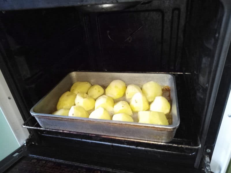 Почему картошка не пропекается. Картофель на противне в духовке. Картошка в духовке на противне. Картофель в духовке на решетке. Картошка на решетке в духовке.