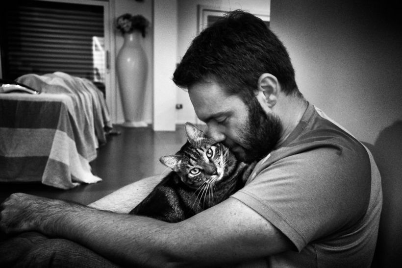 Невероятно эмоциональные снимки мужчин с их кошками
