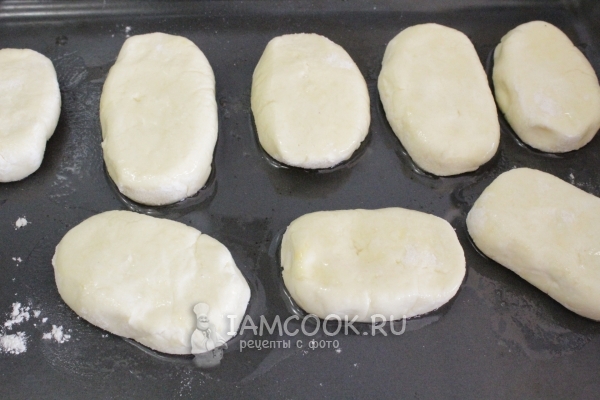 Переложить сырники на противень