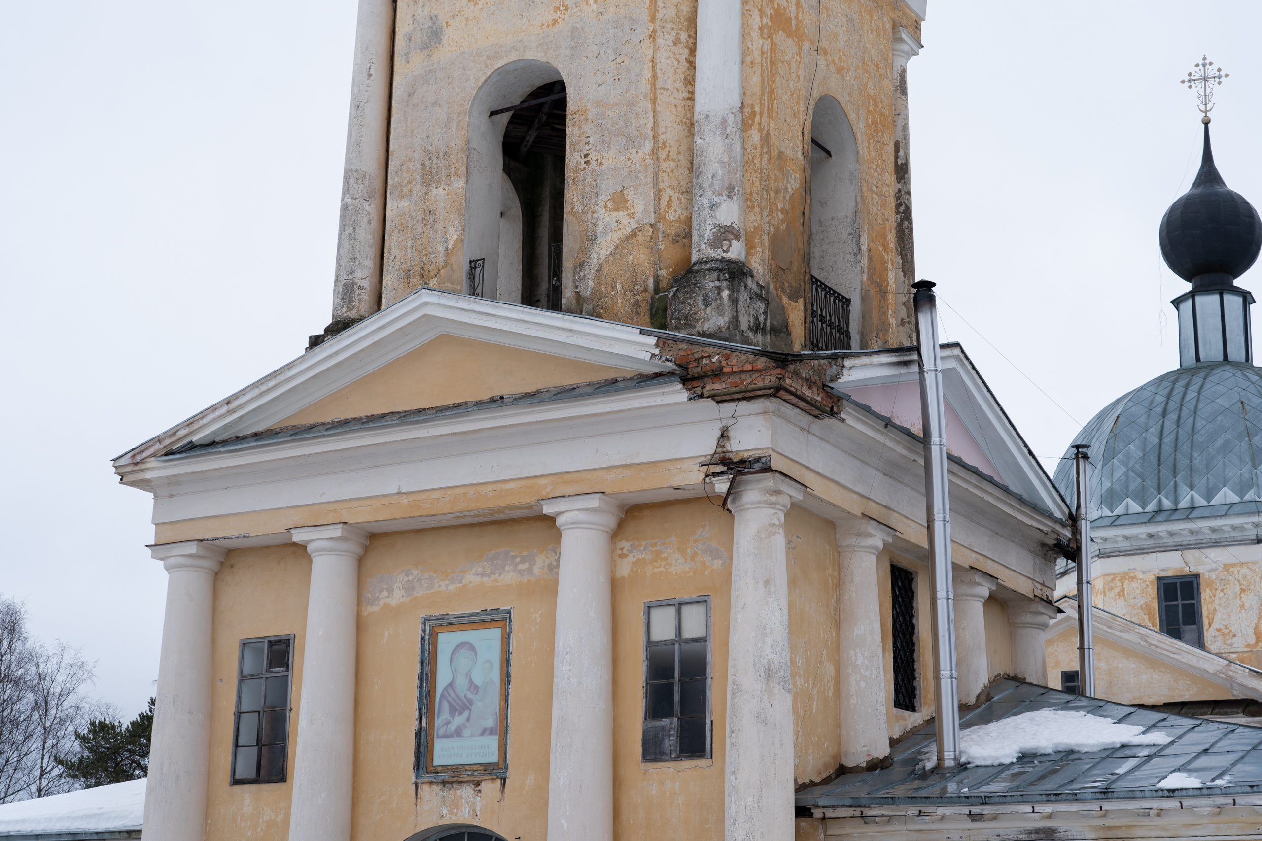 Блогер показал уникальную сельскую церковь в Тверской области