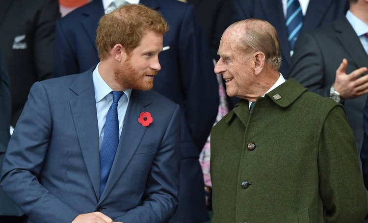 Принц Гарри прилетел на прощание с принцем Филиппом без Меган Маркл Монархи,Британские монархи