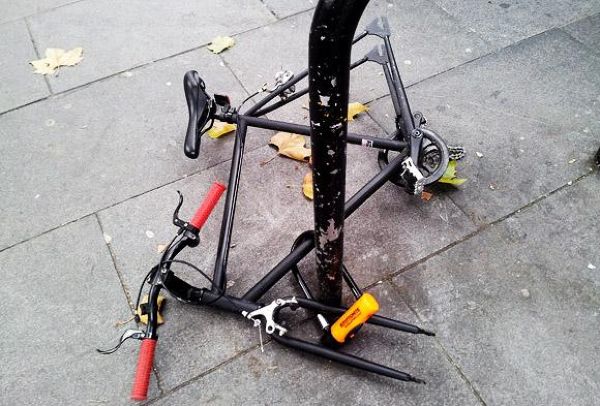 В Чикаго от припаркованных великов остаются рожки да ножки В Чикаго от припаркованных великов остаются рожки да ножки америка