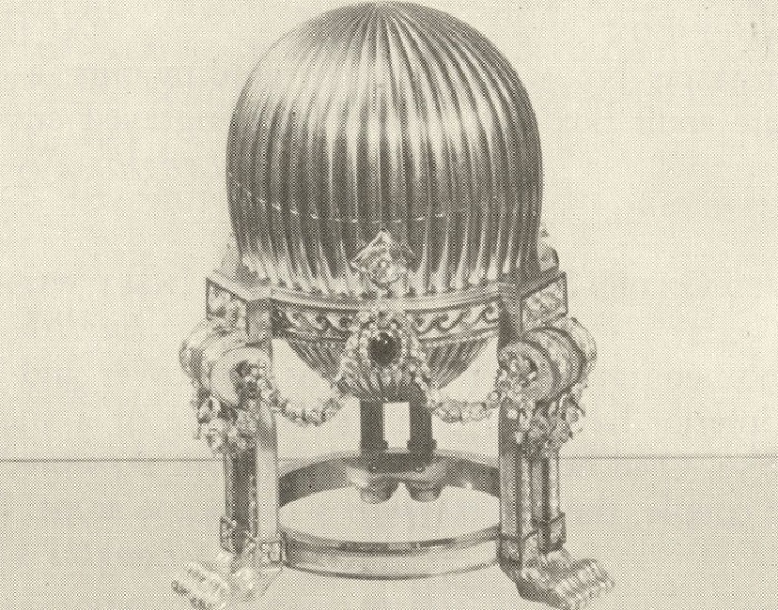 Яйцо Фаберже — подарок императора Александра III супруге Марии Федоровне на Пасху в 1887 году.