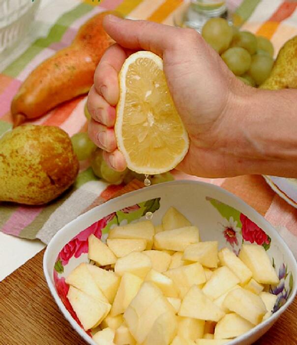 Немного лимонного сока поможет яблокам сохранить цвет. / Фото: syl.ru