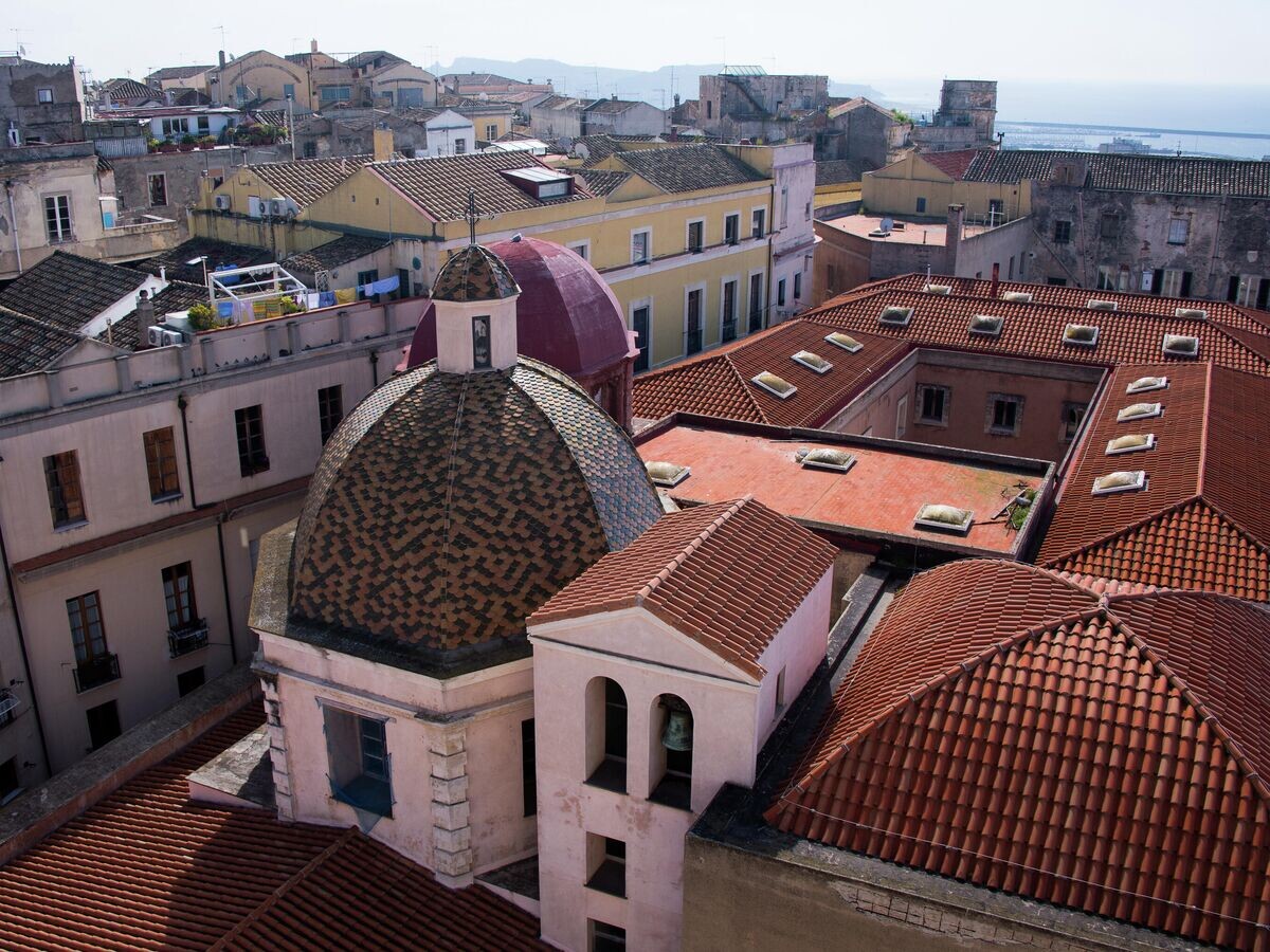    Вид на крыши домов города Кальяри, Сардиния© РИА Новости / Александр Вильф