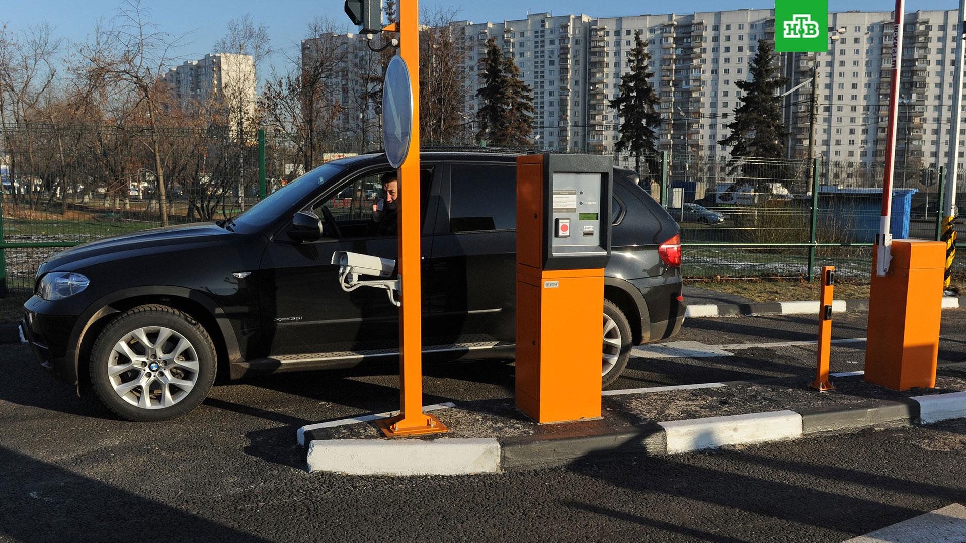 Открой парковку. Плоскостные парковки со шлагбаумом. Паркомат на перехватывающей парковке. Парковка со шлагбаумом в Москве. Шлагбаум с забором.