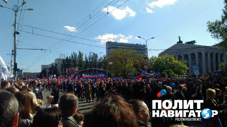 В Донецке 3-летие референдума отметили многотысячным шествием