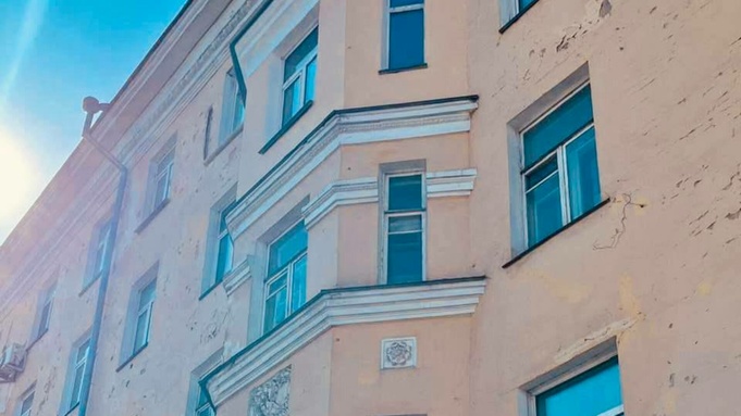 Фасад пятиэтажки в центре Барнаула восстановили раньше срока