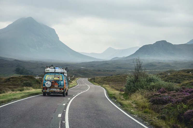 Блогеры из Польши объехали 50+ стран на старом фургоне, тратя лишь долларов в день Блогеры из Польши объехали 50+ стран на старом фургоне, тратя лишь долларов в день автотуризм,мир,поездка,путешествие