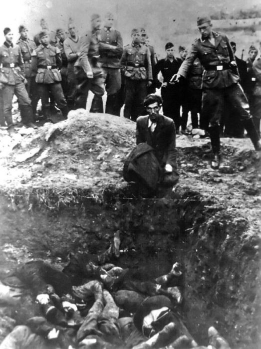 Немец убивает украинского еврея возле Винницы в 1942 году.