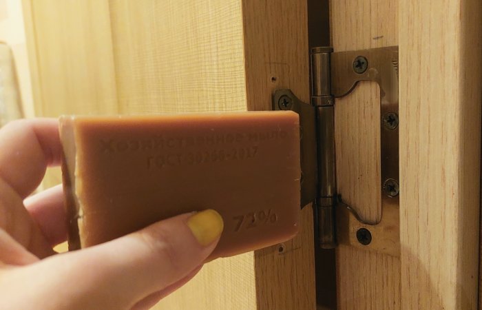 Мыло избавит от скрипа дверные петли!
