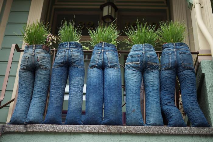 Необычная идея использования старой джинсовой одежды.
