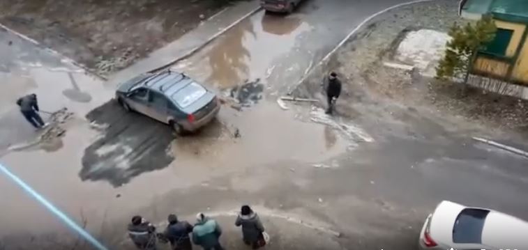 В Липецкой области асфальт уложили в лужу и укатали машиной На злобу дня,Невероятное на дорогах,ремонт дороги