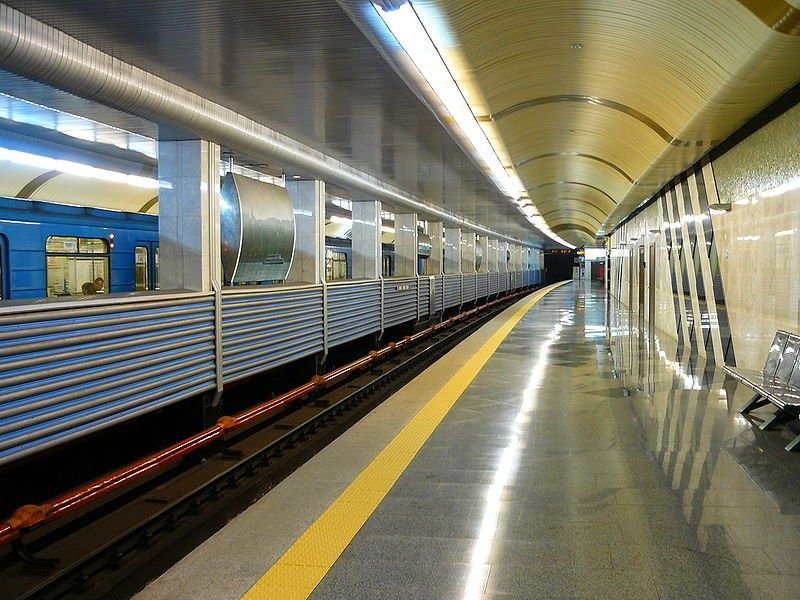 В вагоне киевского метро появился антиамериканский призыв