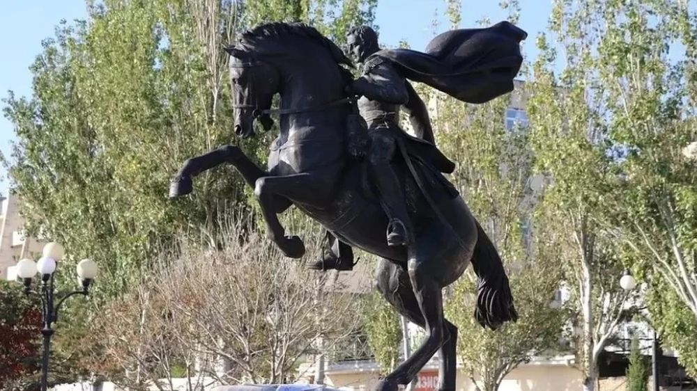 Памятник генералу Котляревскому в Феодосии вновь остался без сабли