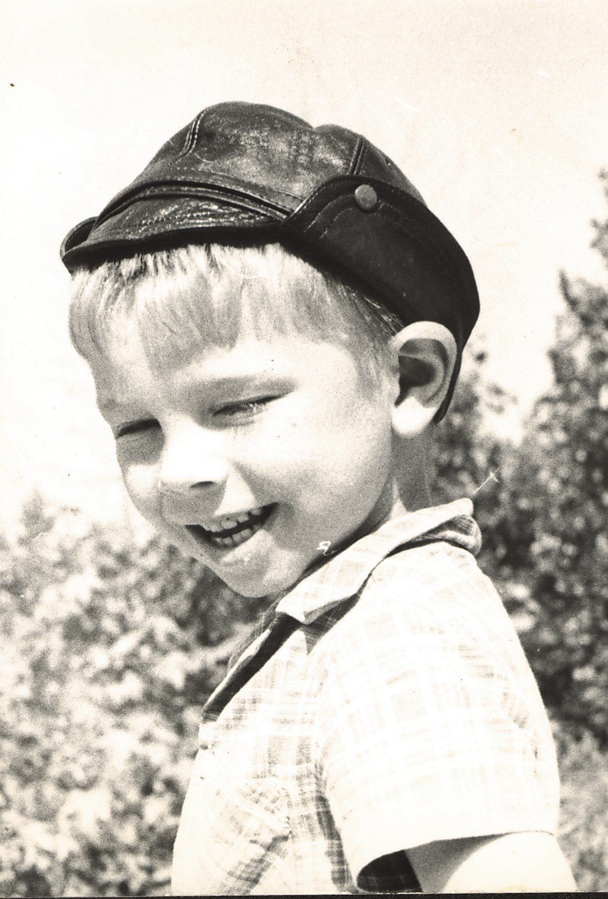 «По секрету всему свету» о том, как сложилась судьба мальчишки сыгравшего Дениску Кораблёва 