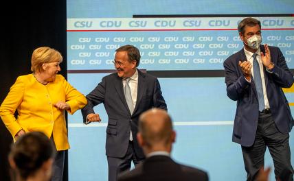 На фото: канцлер Германии Ангела Меркель, председатель партии "Христианско-демократический союз" Армин Лашет, премьер-министр Баварии Маркус Зедер (слева направо) на предвыборном митинге партийного блока ХДС/ХСС в Берлине.
