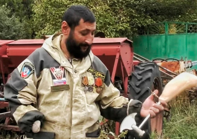 Исманов потерял в Донбассе руку, но продолжал воевать с протезом, к которому прикрепил боевой топорик. Фото: Личный архив Эркина Исманова