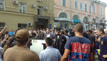 В Харькове во время беспорядков в горсовете пострадали две женщины