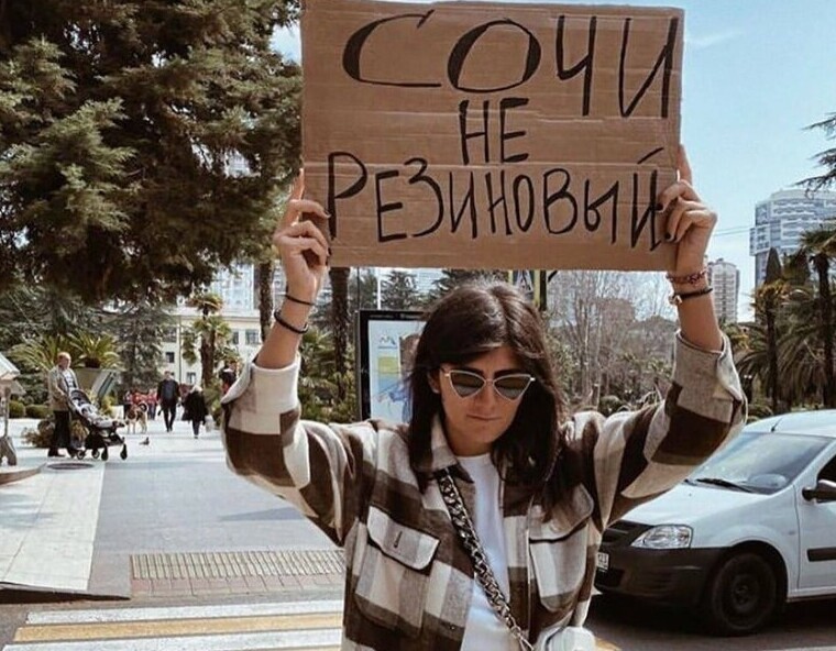 Робот на курорте фото. Вручение сертификата. Туристы с чемоданами в сочи. Сочи приехал работа. Сочи приехал работа.