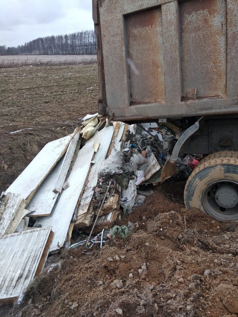 На Горском шоссе водителя мусоровоза, вывалившего хлам на обочине, настигла мгновенная карма! 
