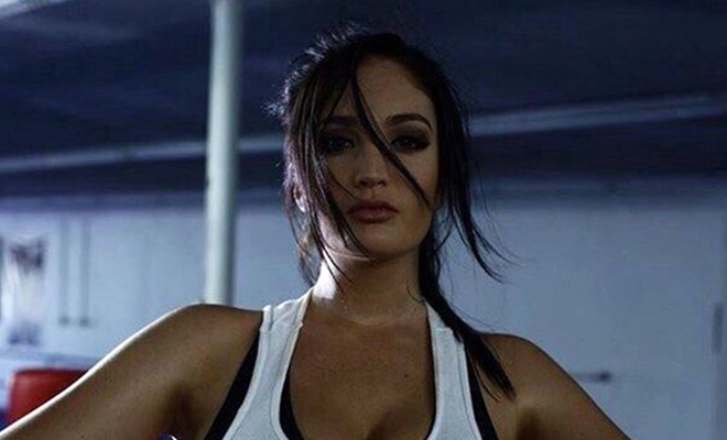 Девушка показала как качает пресс на турнике: простое с виду упражнение повторить почти невозможно