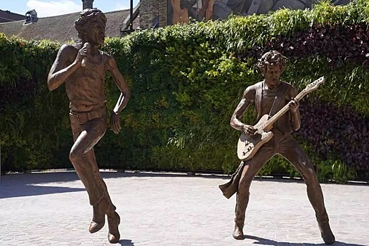 Открытие прижизненного памятника основателям группы The Rolling Stones в Англии