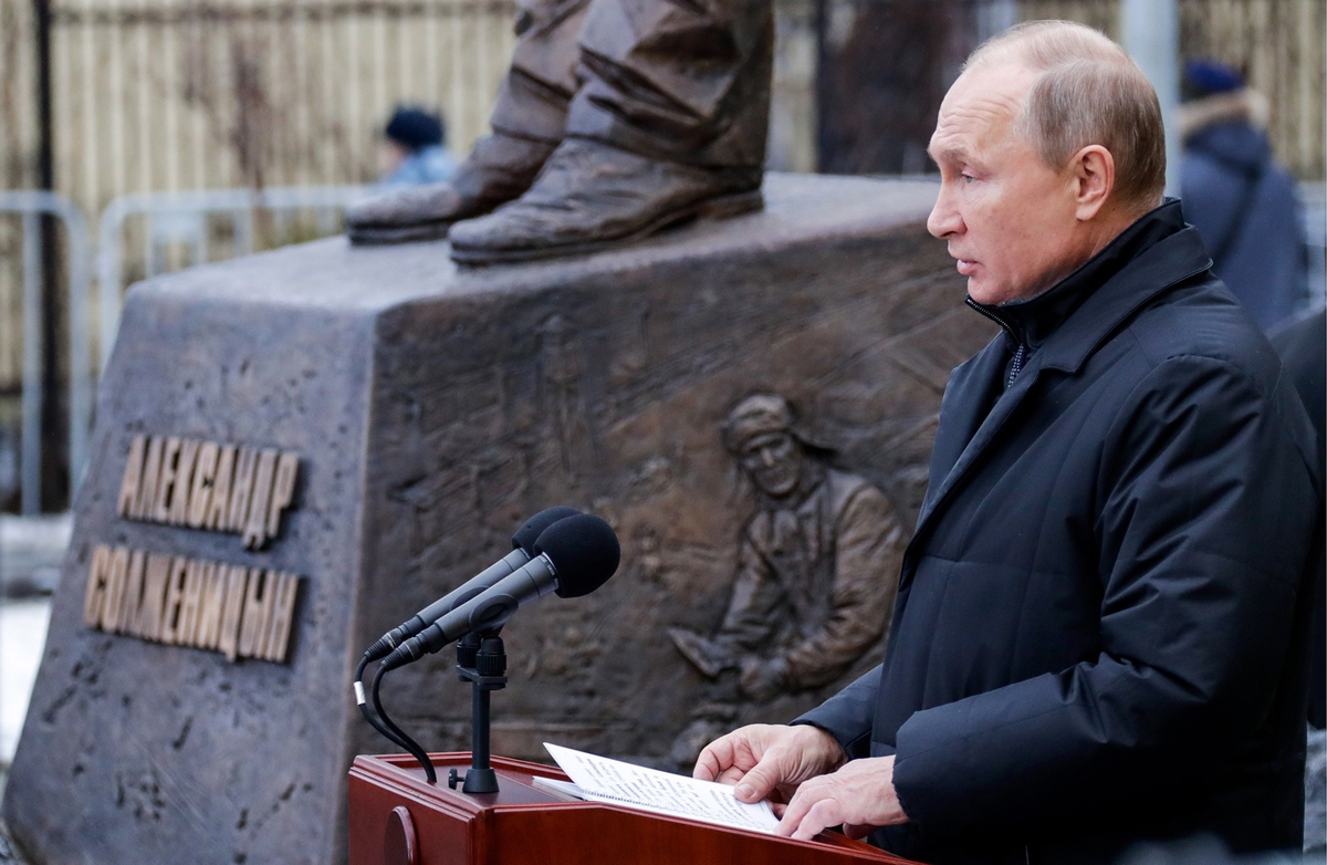 Владимир Путин открыл памятник Солженицыну в Москве.