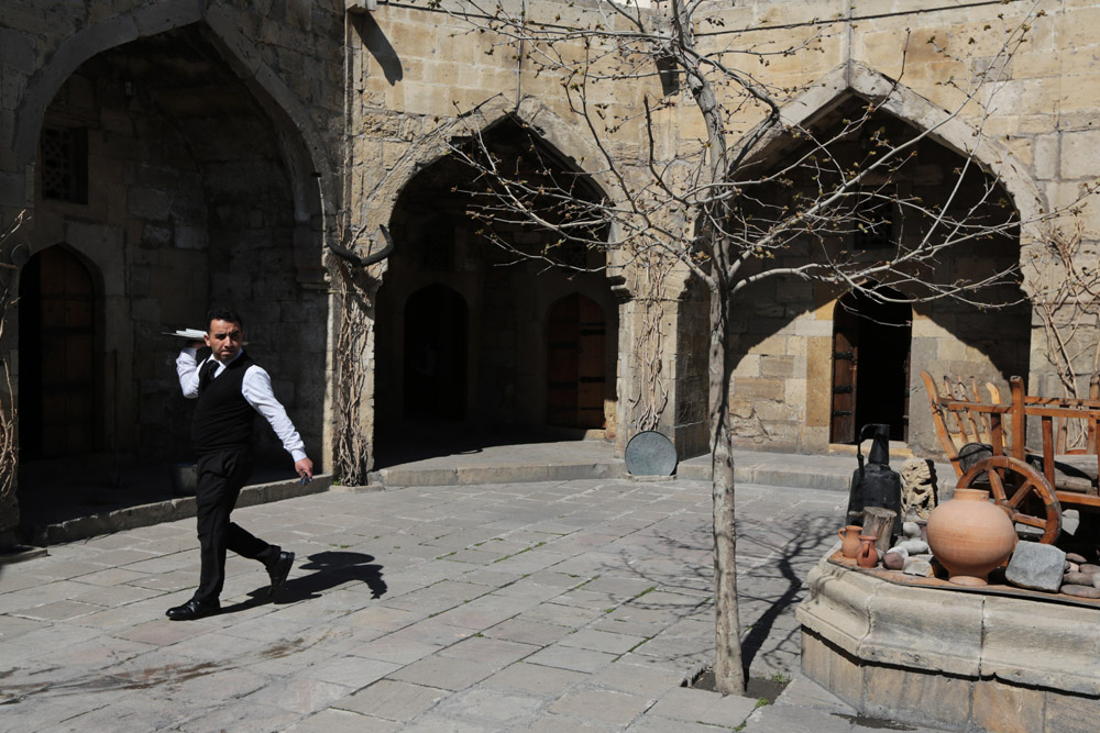 Город Баку: беж, белье и бозбаш города, можно, Старого, городе, город, бакинцы, источниках, придает, облику, бежевый, зданий, здания, сегодня, знаменит, Баку —, видны, в том, окруженный, повстречаться, древняя