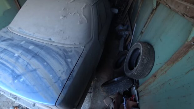 Старый автомобиль в гараже. YouTube