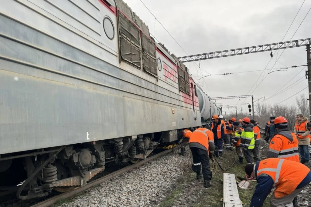 Поезд сошел с рельсов в Ростовской области