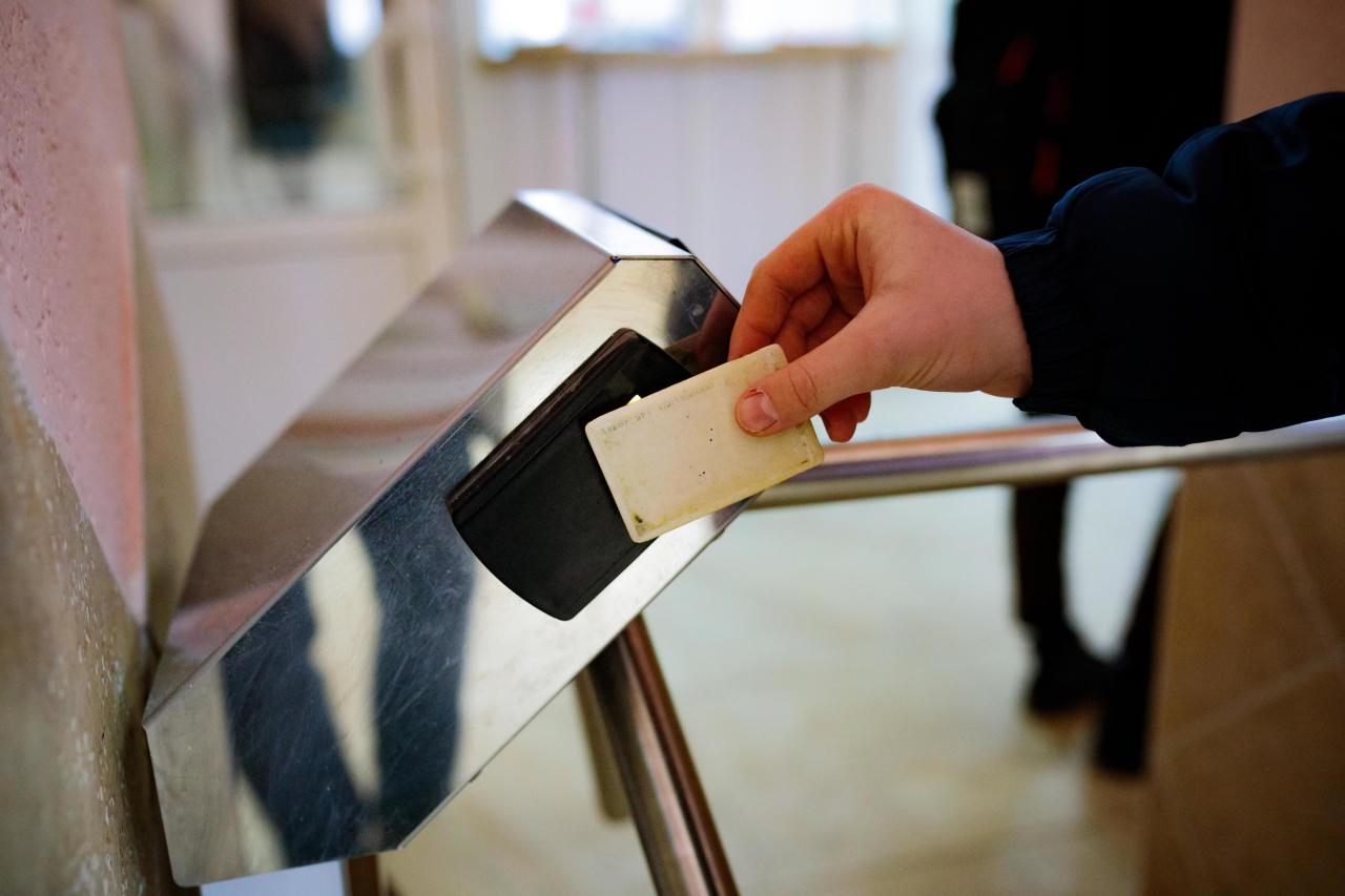 Может ли охранник не пускать родителей ребенка в школу найти, только, школы, ребенка, помочь, вправе, родителей, Охранник, детей, через, ребенку, школе, охранником, сумки, права, включая, пропускной, школефото, чтобы, родитель