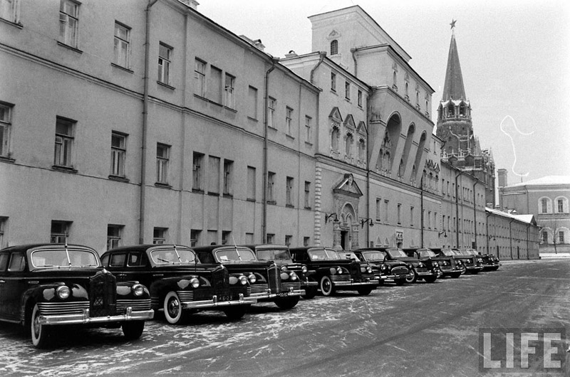 Любопытные кадры с ВИП мероприятий в Кремле зимой 1959. Фотограф Говард Сохурек  из США участников, съезда, Гости, автомобилей, гаражам, конце, охраны, прохожих, центре, работало, множество, сотрудников, Белорусском, КГБ1011, Некоторых, вокзале, встречал, Микоян, доверенное, Хрущева