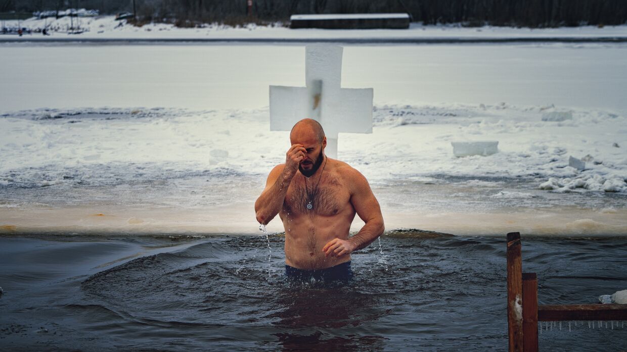 Крещенские купания состоялись в Великом Новгороде вопреки пандемии