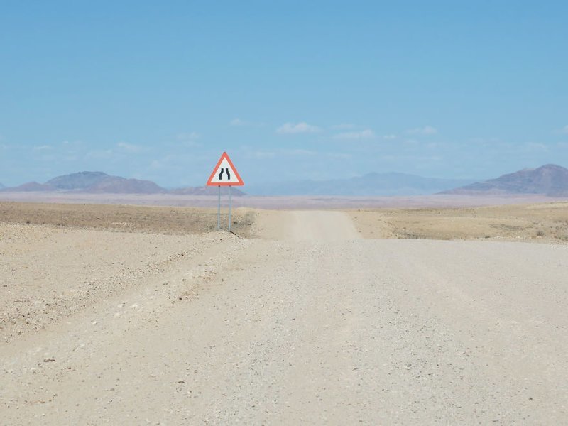 Одинокие дорожные знаки Намибии - кусочек цивилизации среди пустынных пейзажей дороги, намибия, пейзаж, пустыни, путешествия, страны мира, фото, фотограф