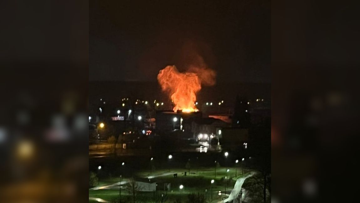 Промышленное здание вспыхнуло в Зеленограде