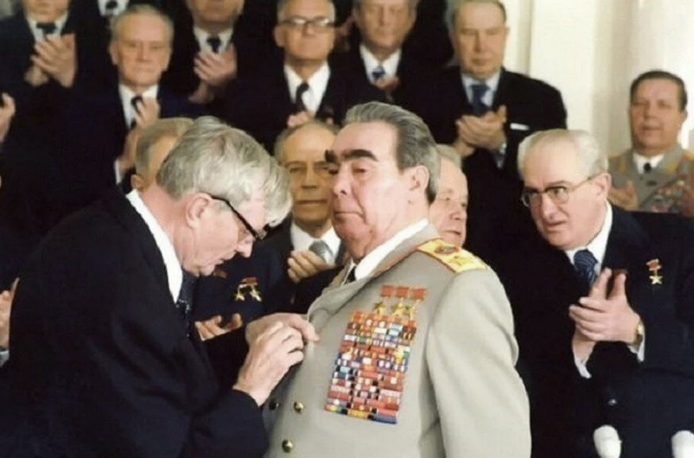 Мифы про Брежнева, в которые вы продолжаете верить. Брежнева, Брежнев, писал, Брежневе, книги, жизни, якобы, читал, которые, страны, самом, времена, который, которых, вооружённых, всего, такие, многие, наград, вообще