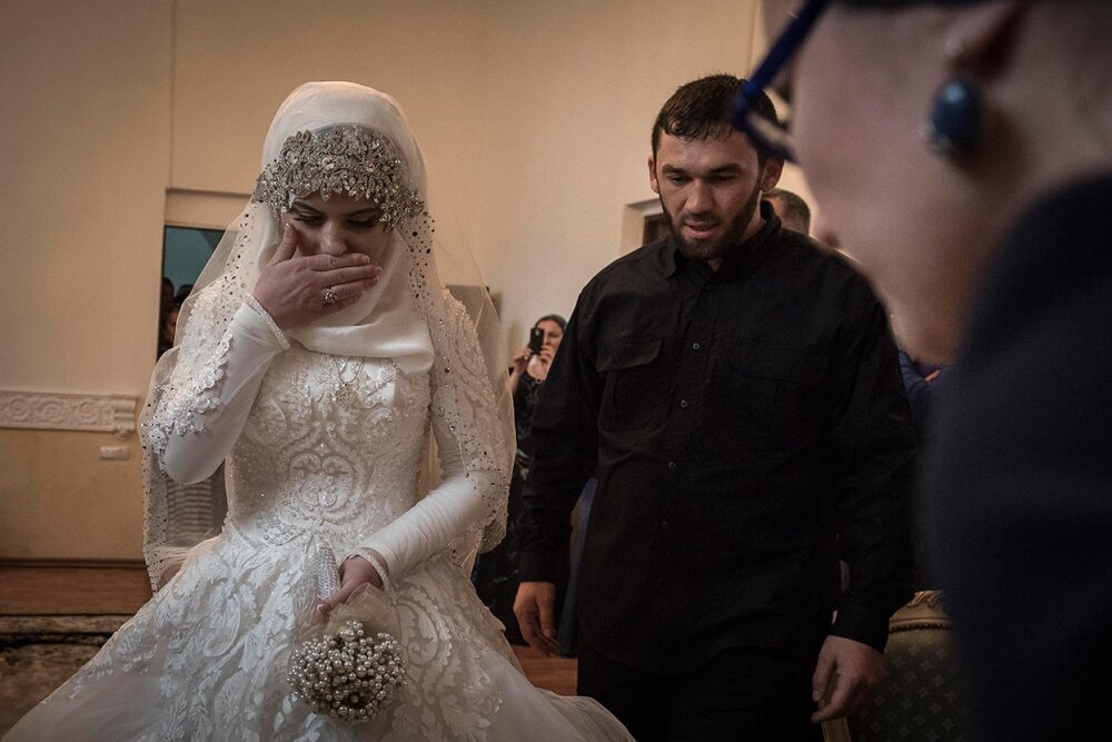 (Невеста перед росписью с приближенным Кадырова) Фото из поиска Яндекс.Картинки