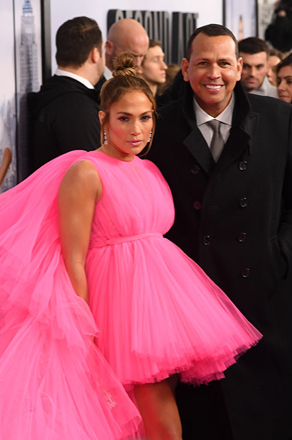 Пышное розовое платье и еще четыре образа: Дженнифер Лопес продолжает модные эксперименты Пышное розовое платье и еще четыре образа: Дженнифер Лопес продолжает модные эксперименты звездный стиль