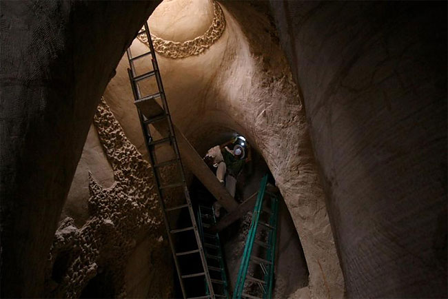 Этот художник 10 лет создавал уникальную пещеру. Вот результат 